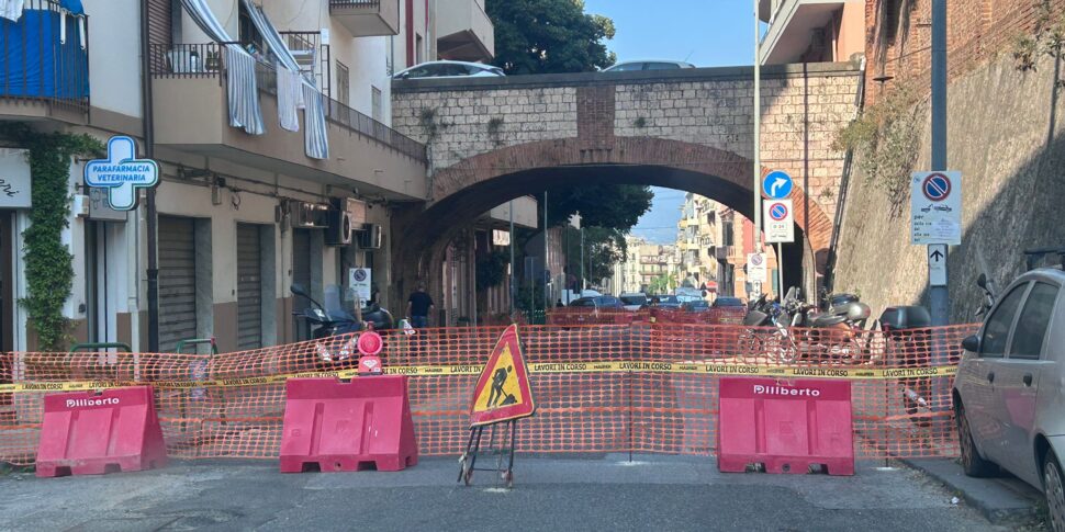 Messina, ainda dá um trecho de estrada: a via Santa Marta fechou