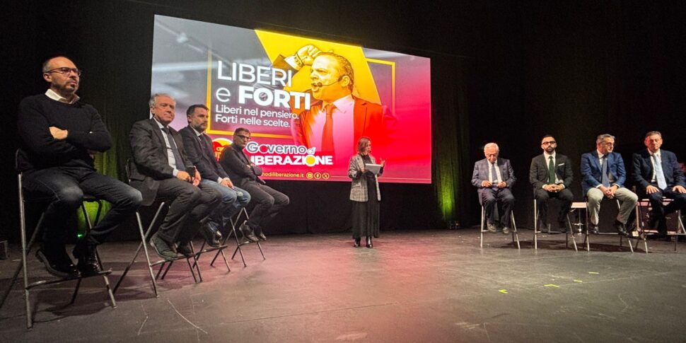 Cateno De Luca em Caltagirone: "Presidente da Região? Não é um solista não reembolsável. Em Messina, se votarmos antecipadamente, faremos isso pela cidade"