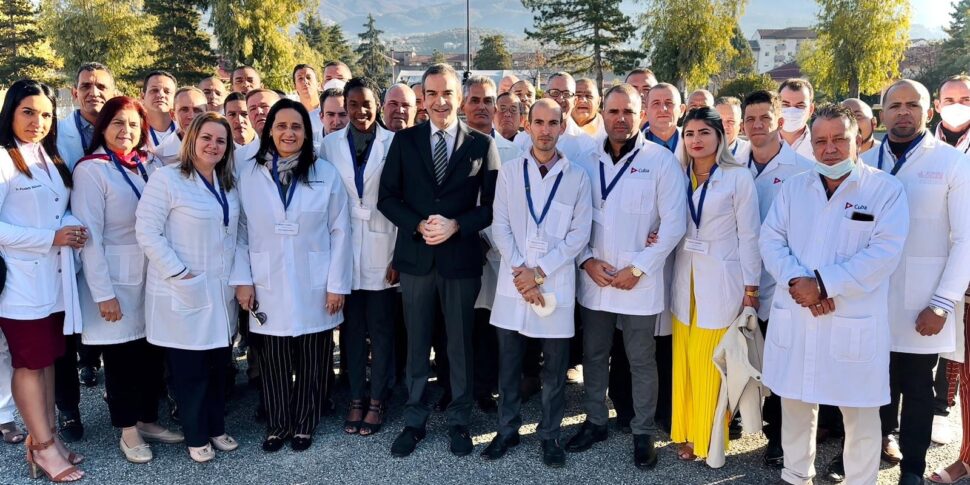 Médicos cubanos na Calábria e pressão americana. Saúde, Bonelli “aliado” de Occhiuto