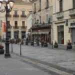 Catanzaro, lojas vazias e acordos improváveis: quando a política tenta substituir o mercado