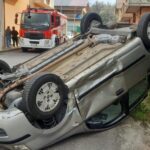 Acidente em Novigrad: colisão entre dois carros, um capotou. Uma mulher ficou ferida