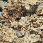 Costone desmorona uma casa em Stilo e devasta carros estacionados: uma mulher recebe um milagre, sem vítimas