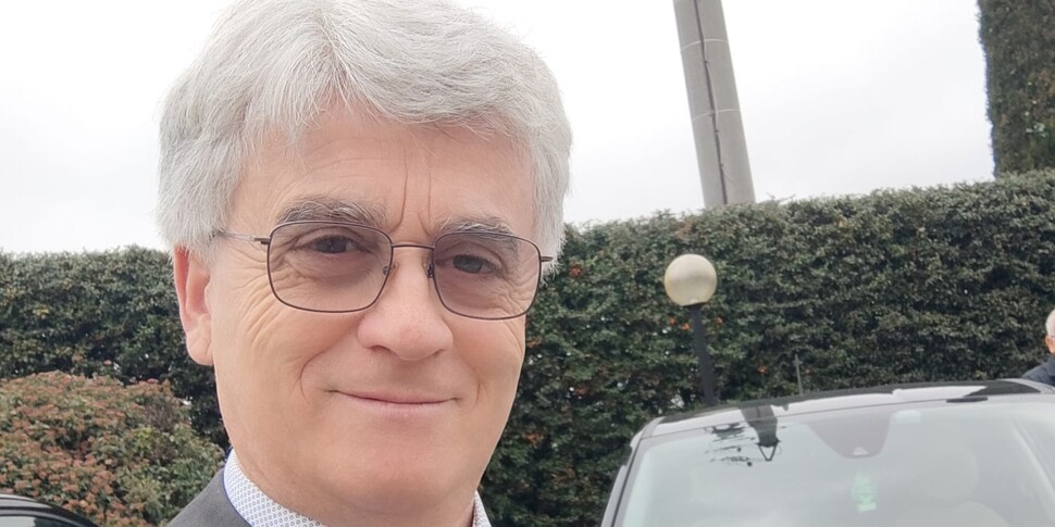 Ontem subiu ao palco do Meloni, agora Orazio Maurizio Musumeci explica no Facebook como fez