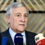 Tajani: "Preocupado com os muitos compatriotas que terão de regressar. Um edifício perto da embaixada foi atingido em Abu Dhabi." Crosetto está de volta