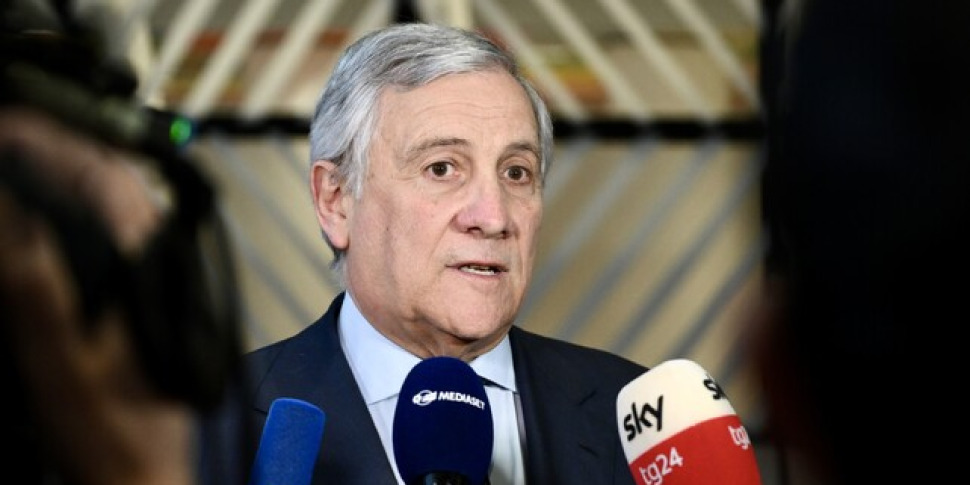 Tajani: "Preocupado com os muitos compatriotas que terão de regressar. Um edifício perto da embaixada foi atingido em Abu Dhabi." Crosetto está de volta
