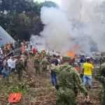 Trágico acidente na Colômbia, queda de avião militar: 8 mortos e mais de 80 feridos