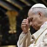 A tela do Vaticano nos EUA, os movimentos para conter Trump: o Papa vê o núncio Caccia e o ex-assessor de Obama. Amanhã ele recebe Macron