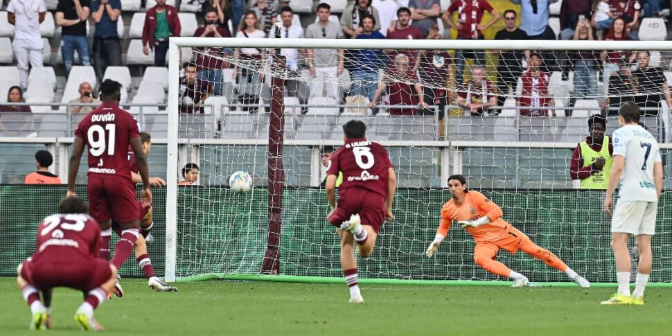 O Inter é ultrapassado por um grande Torino, mas o Scudetto está cada vez mais perto