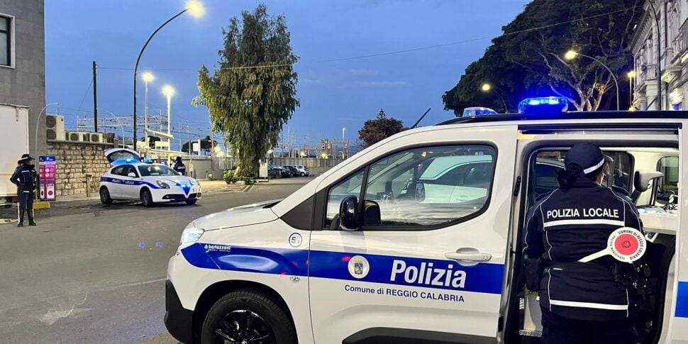 Polícia local de Reggio: duas prisões por roubo de energia elétrica. Denúncias e sanções por abandono de resíduos nas últimas 48 horas
