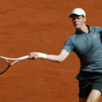 Sinner voa para as quartas de final em Madrid, derrotando Norrie em dois sets