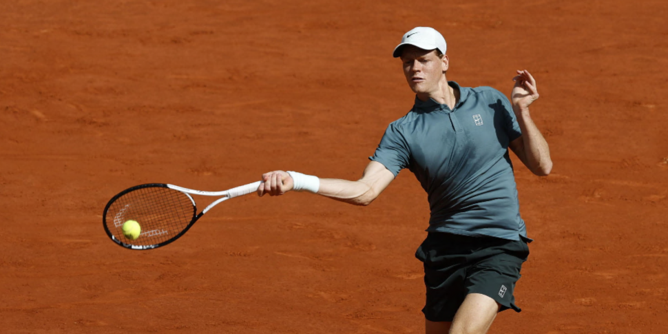 Sinner voa para as quartas de final em Madrid, derrotando Norrie em dois sets