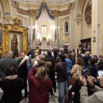 Crotone, o antigo rito de "rebaixamento" do grande ícone de Maria de Capocolonna dá início ao Sétimo Aniversário