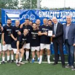 Policiais e magistrados em campo no torneio de futebol organizado pela SAP para a chegada a Messina no Memorial Day. Futebol para construir memória e legalidade