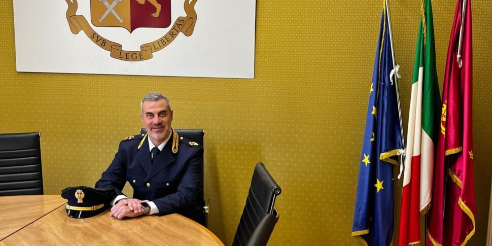 A sede da polícia de Messina dá as boas-vindas ao comissário da Polícia Estadual Francesco Argeri