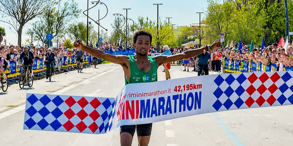 Ademe Cuneo está na história: o maratonista Cosenza K42 conquista o título italiano aos 28 anos! “Ainda estou atordoado, obrigado a todos”