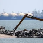 Bessent: «Temos o controle de Ormuz, estamos abrindo». Teerã: mísseis contra um navio de guerra americano, mas os EUA negam