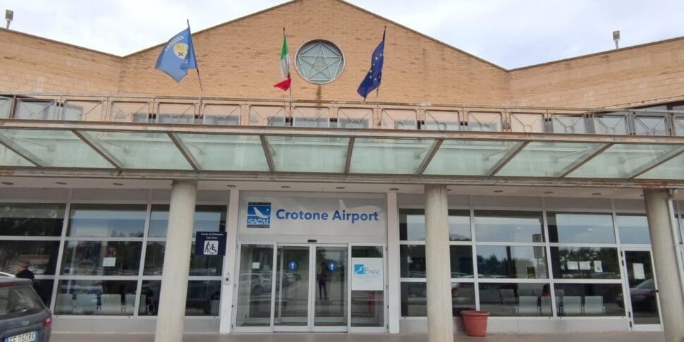 Cancelamento da rota Crotone-Düsseldorf Weeze e redução de voos, pedido de reunião com a Ryanair