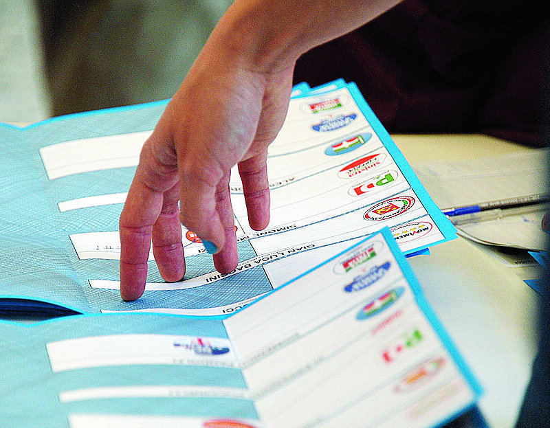 Cartões de voto para as eleições autárquicas em imagem de 26 de maio. ANSA/STRINGER