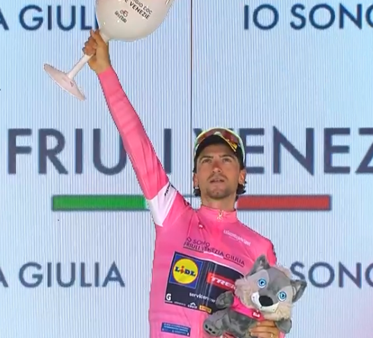Ciccone veste rosa em Cosenza: “O sonho de uma vida, estou atrás dessa camisa desde 2016”