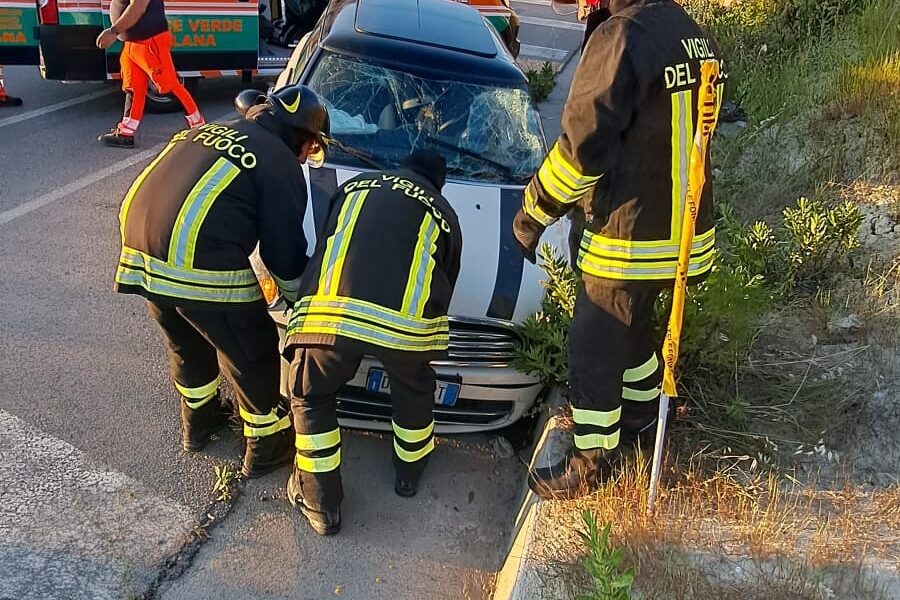Colisão na Rodovia Estadual 106, no cruzamento de Cutro: dois feridos, um em ambulância aérea