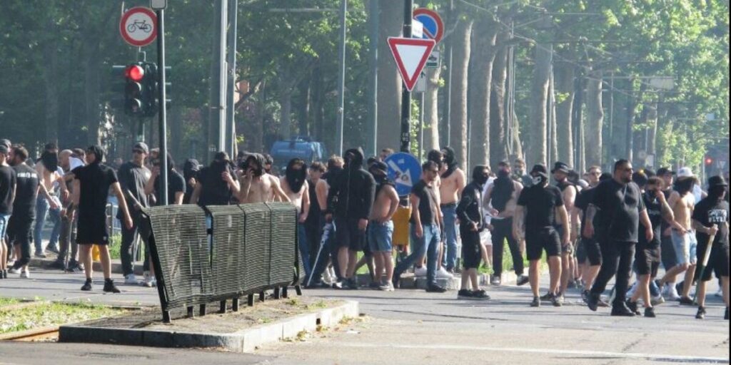 Confrontos entre torcedores em Torino, clássico não começa: as partidas das 20h45 começaram tarde. Pule a contemporaneidade