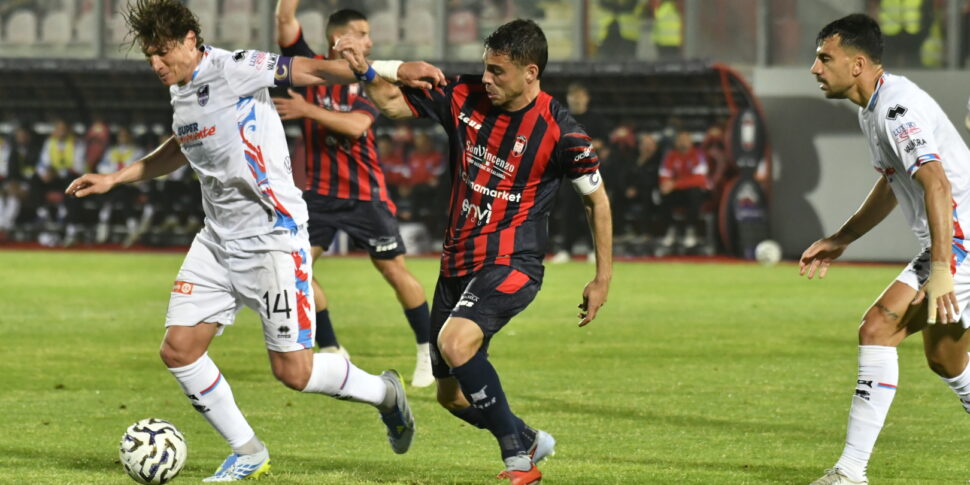 Crotone se prepara para a partida contra o Cerignola: Gomez e Musso disputam uma camisa