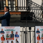 Ele se move como uma marionete e tem nariz comprido, a piada do candidato Chiarello: "Olá Campana, sou seu prefeito-Pinóquio!" VÍDEO