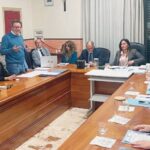 Em Roccalumera o conselho municipal é salvo por um voto. Eles deixam vice-prefeito e vereador