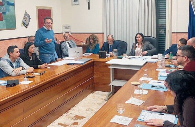 Em Roccalumera o conselho municipal é salvo por um voto. Eles deixam vice-prefeito e vereador