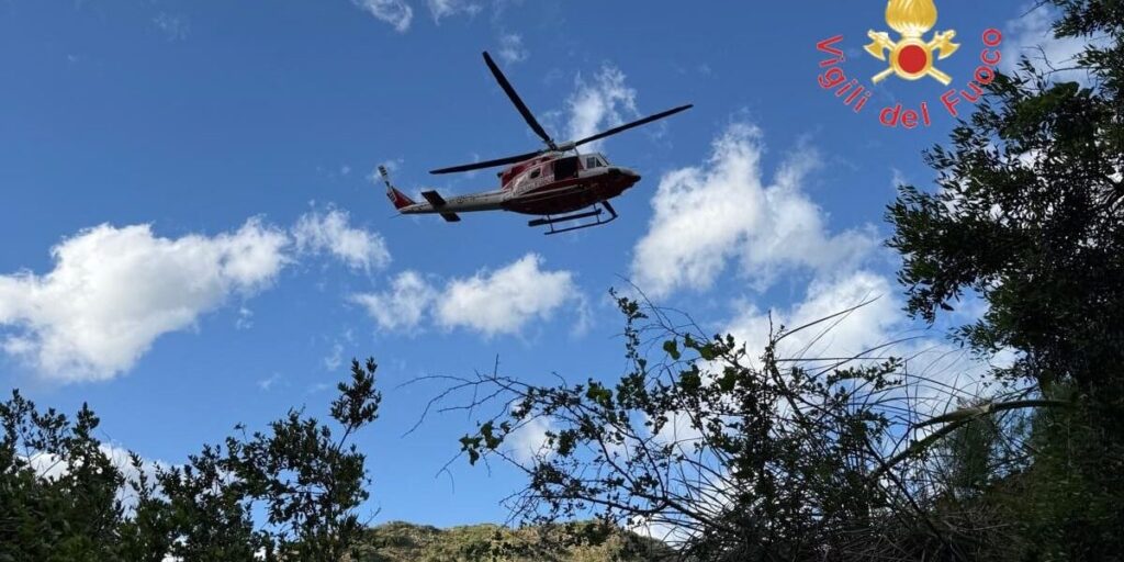 Gerace cai 200 metros de um penhasco e morre: recuperação dramática do Corpo de Bombeiros e Resgate Alpino