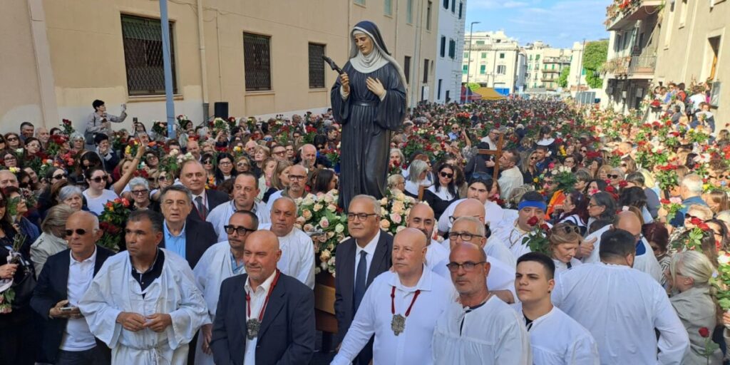 Messina, multidão de fiéis na procissão de Santa Rita da Cássia FOTO