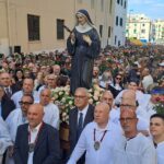 Messina, multidão de fiéis na procissão de Santa Rita da Cássia FOTO