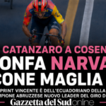 O Giro Cosenza se curva aos pés do colombiano Narvaez, Ciccone (terceiro) leva a camisa rosa na cidade de bruzi