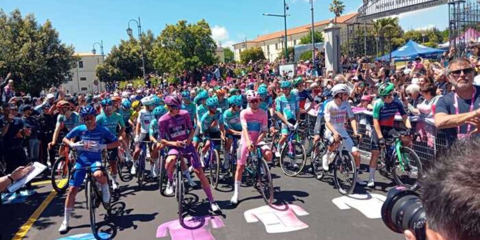 O Giro d'Italia recomeçou em Catanzaro, grande festa e participação FOTO