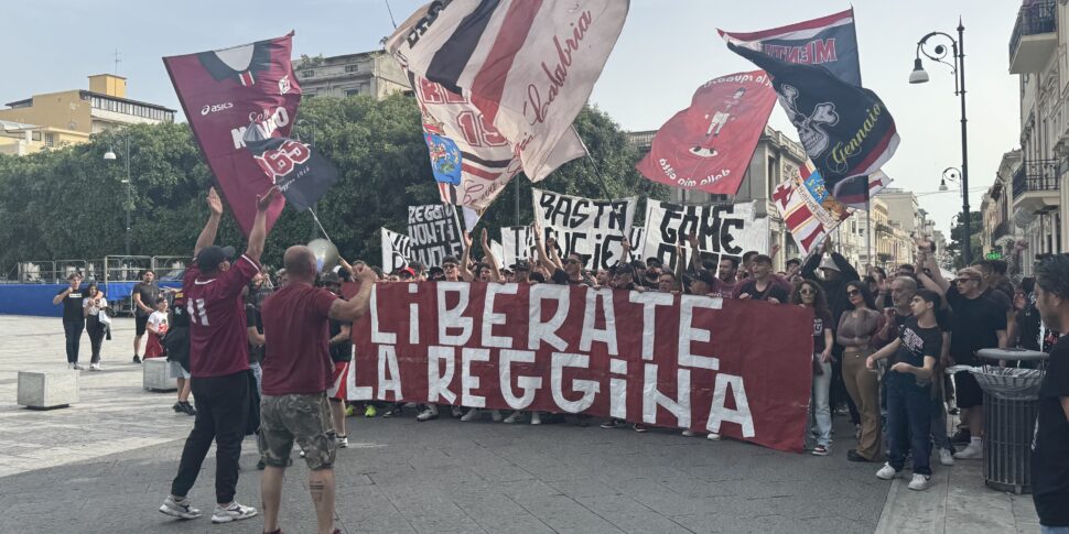 Reggina voa para a final do playoff: pênalti de Di Grazia nocauteia o Athletic Palermo. Fãs protestam