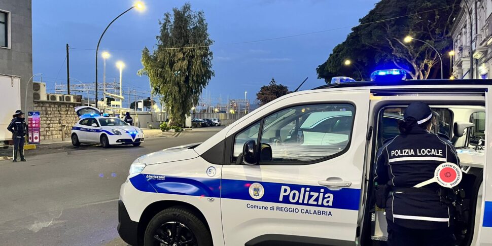Reggio, motociclista ataca uma patrulha da Polícia Local no Corso Garibaldi: preso