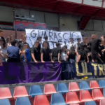 Tensão no “Marulla” durante partida entre estudantes: comissário intervém para levantar bandeira, menor cai e se machuca