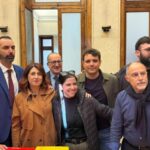 Um ‘exército’ para o Sul chama o Norte: mais de mil candidatos, 15 listas para o Município, 61 para os Distritos. De Luca: “Eles querem envenenar o clima político”