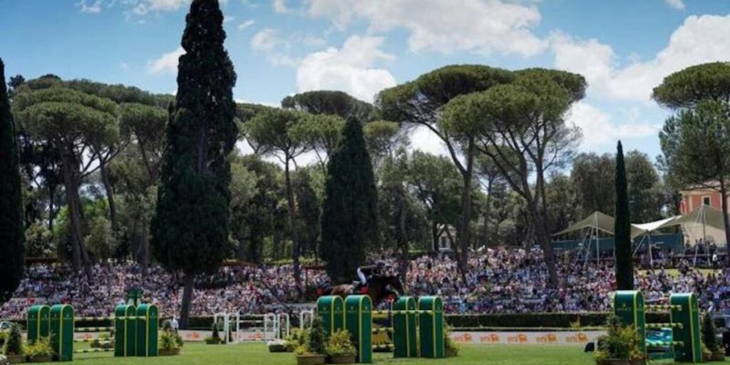 Piazza di Siena, Rosario De Leo de Messina triunfa no grande do Mestre Embaixador