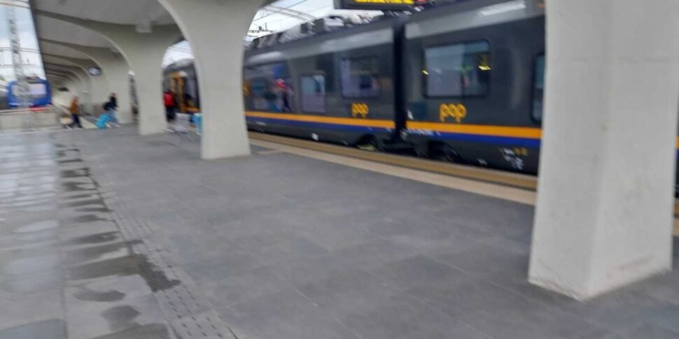 Calábria, mais trens e ônibus para o verão de 2026: a Região aprova o plano de turismo e eventos