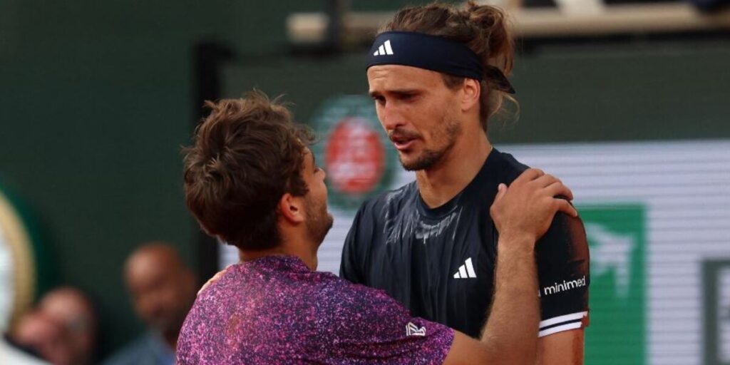 A final de Roland Garros, Cobolli que pena!!! Ele luta como um leão por 4 sets com Zverev, depois desmaia no quinto (6-1)