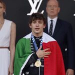O imparável Antonelli: ele escreve história em Monte Carlo. Triunfo à frente da Ferrari de Hamilton. Leclerc bate