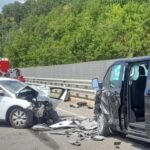 Inferno na rodovia estadual 18: acidente frontal entre carro e van em túnel, um morto e um ferido em Guardia Piemontese