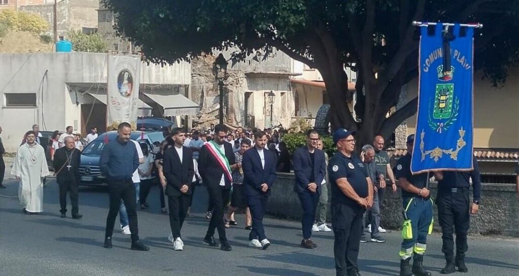 A comunidade de Platì dá o último adeus à pequena Marisa