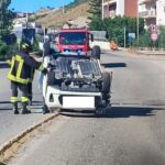 Acidente em Reggio Calabria: carro capota perto do porto, 3 feridos