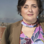 Alarme resolvido: o cassetete com a inscrição “Carrasco que desiste” encontrado no terraço da professora Unical Loprieno foi atirado por uma criança