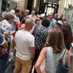 Caos nas carteiras de identidade eletrônicas em Messina, denúncia de Russo: momentos de tensão, insultos e ameaças nas prefeituras