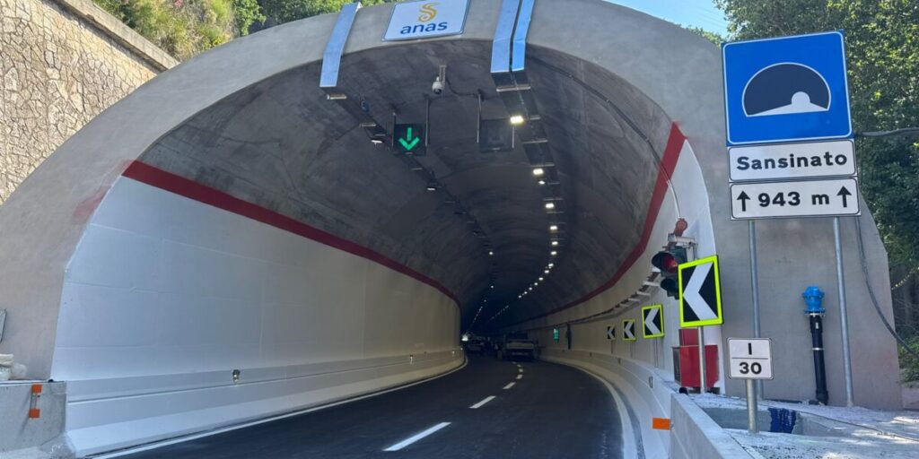 Catanzaro, o túnel Sansinato reabre na SS dei "Due Mari": o pesadelo do trânsito termina após dois anos de canteiros de obras