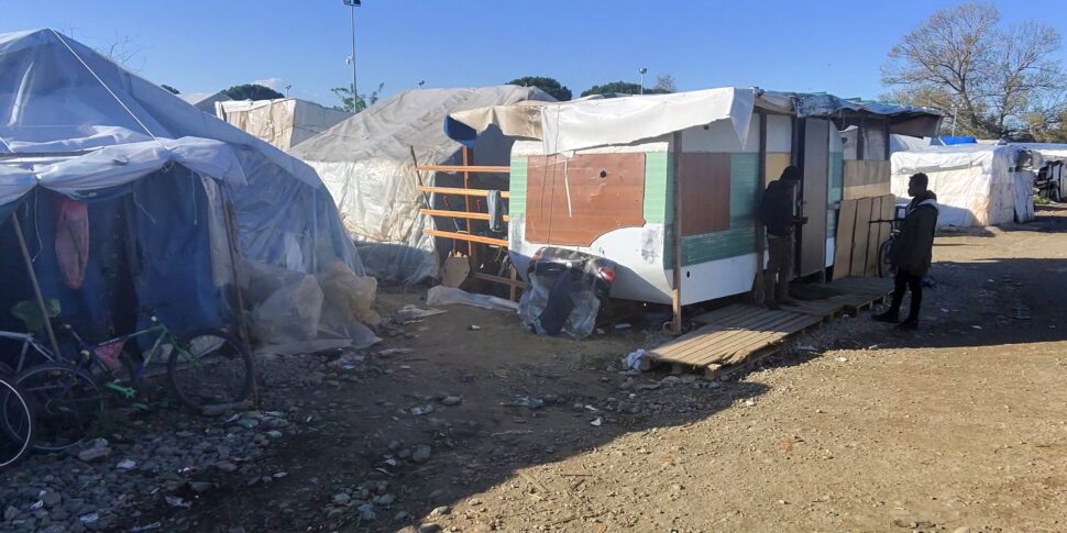 Cidade de tendas de San Ferdinando rumo ao desmantelamento: migrantes realocados, mas em lotes