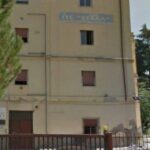 Cosenza, a antiga escola “Serra” no centro da crise habitacional. Prendocasa ataca: «Habitação social imediatamente, deixe os políticos decidirem que lado tomar»